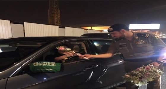 بالفيديو والصور.. عقب سريان قرار القيادة.. رجال الأمن يستقبلون السيدات بالورود