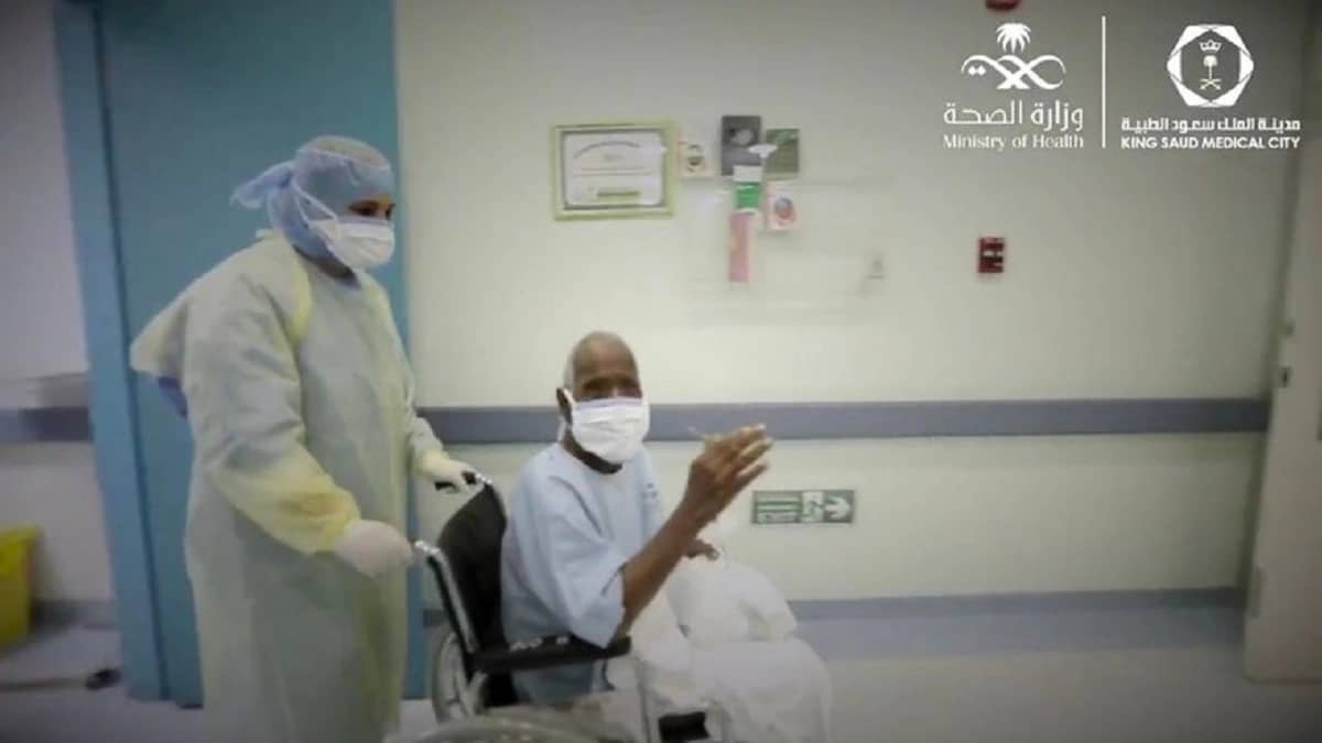 بالصور..الاحتفال بمغادرة مُسن بعد تعافيه من كورونا بالرياض