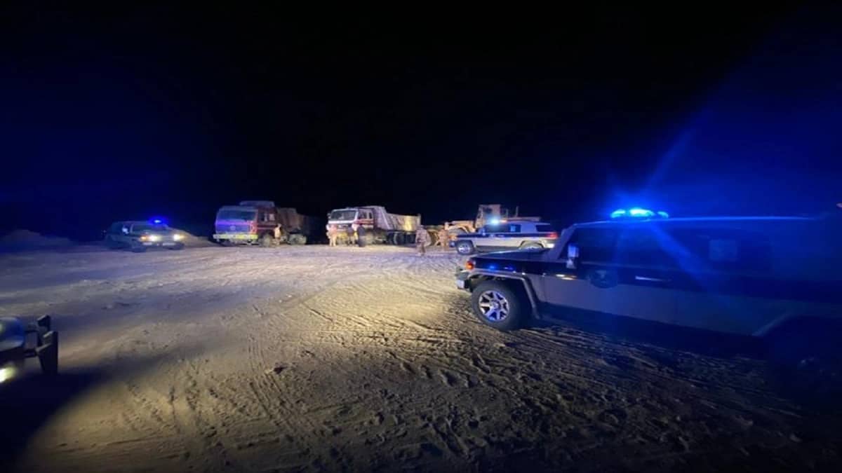 ضبط مخالفين يقومون بتجريف الأراضي ونهل الرمال في الدمام