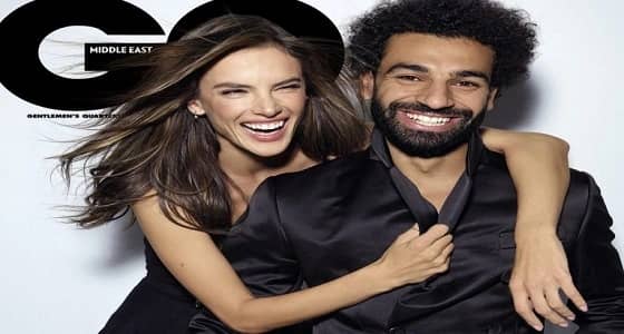 شاهد.. عارضة أزياء ملابس داخلية تحتضن محمد صلاح على غلاف مجلة