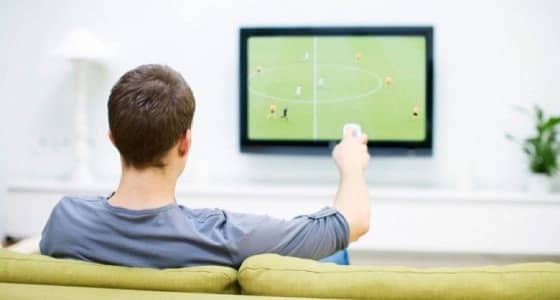 مشاهدة الرجل للتلفاز يوميا تصيبه بسرطان الأمعاء