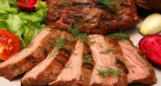 الخضيري: تقطيع اللحم للضيوف يضرهم