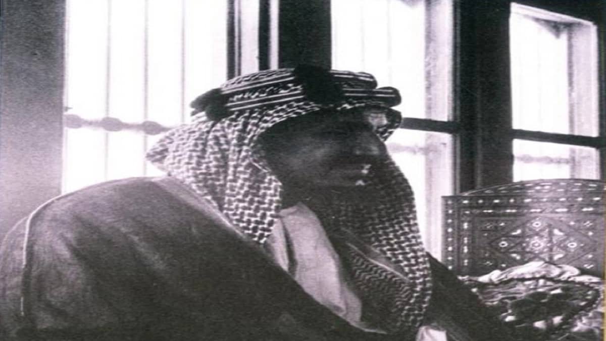 صورة نادرة للملك المؤسس في مجلسه بجدة