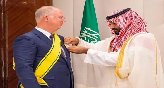 ولي العهد يقلد رئيس صندوق الاستثمار الروسي المباشر وشاح الملك عبدالعزيز
