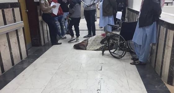 مريض يفترش على البلاط بمستشفى أحد بالمدينة المنورة