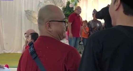 بالفيديو.. حالة ذهول تصيب رجلا اصطدم بشبيهه في حفل زفاف