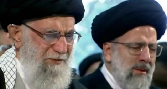 بالفيديو.. بكاء وصريخ في صلاة الجنازة على قاسم سليماني وقتلى القصف الأمريكي