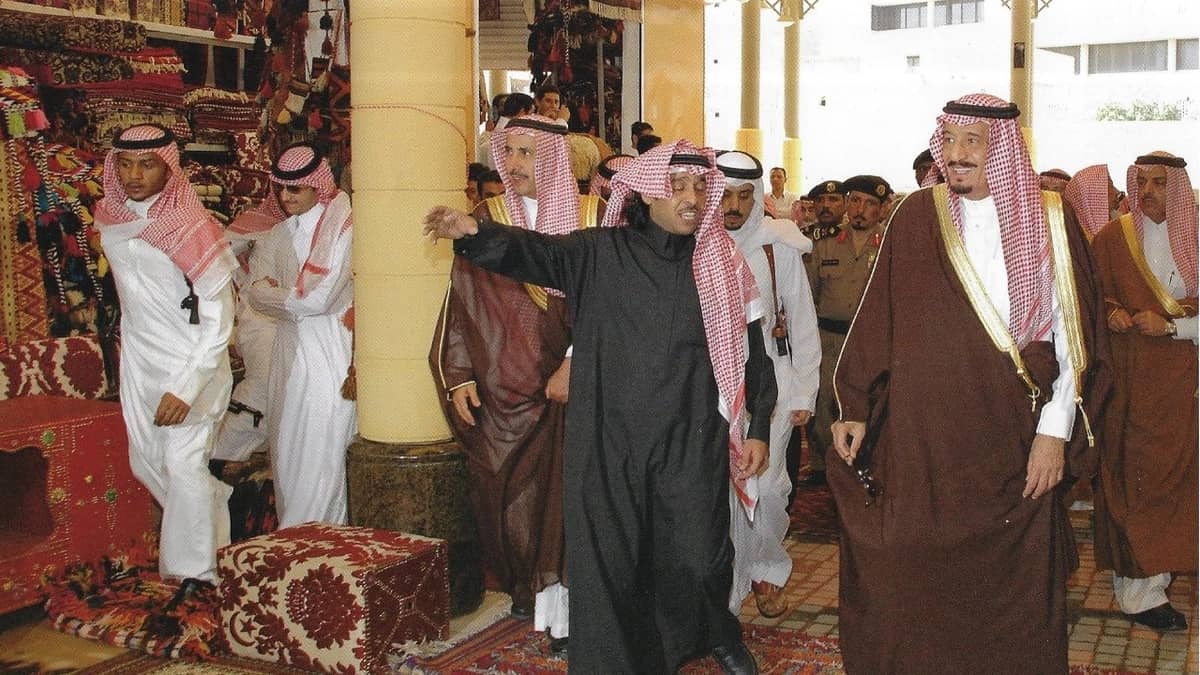 صورة تُظهر خادم الحرمين يفتتح مشروع تطوير سوق الزل قبل 20 عامًا