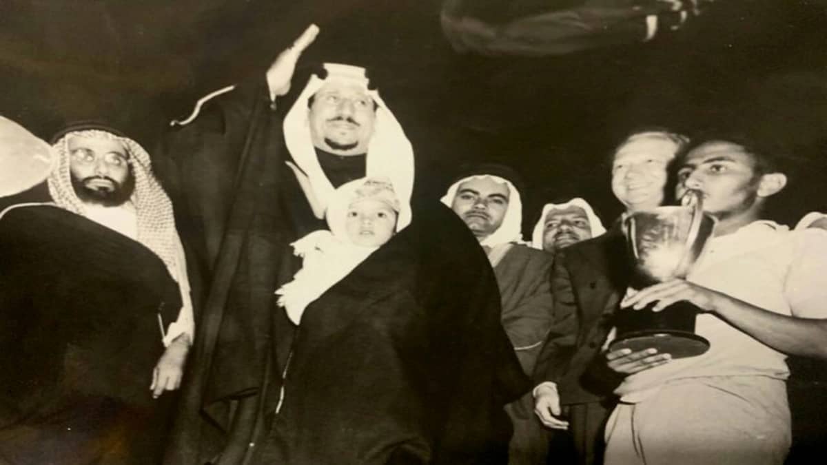 صورة قديمة للملك سعود وأمير المنطقة الشرقية أثناء تشريفهما لحفل رياضي عام 1954م