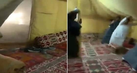 بالفيديو.. عاصفة قوية مفاجئة تكاد تقتلع خيمة شبان