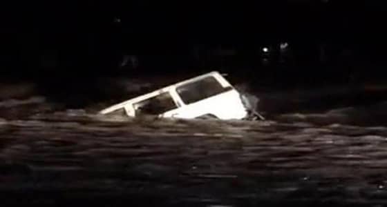 سيل الجائزة بأضم يجرف سيارة مواطنين بعد أن حاولا عبوره