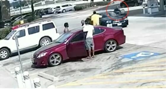 بالفيديو.. رجل يطلق الرصاص على 4 شباب بسبب " صديقته "