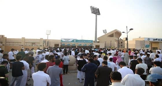 بالصور.. حضور غفير للجمهور لشراء تذاكر نهائي الكأس