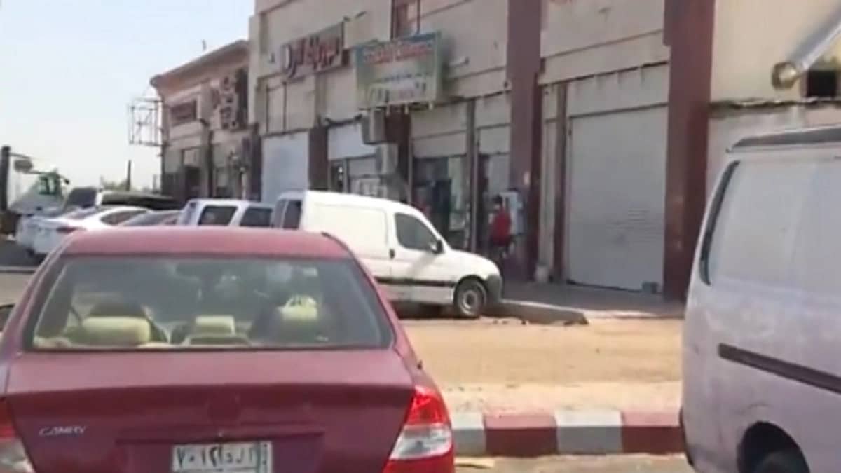 بالفيديو .. رصد سوق سوداء تديرها عمالة لبيع "التبغ" في المدينة المنورة