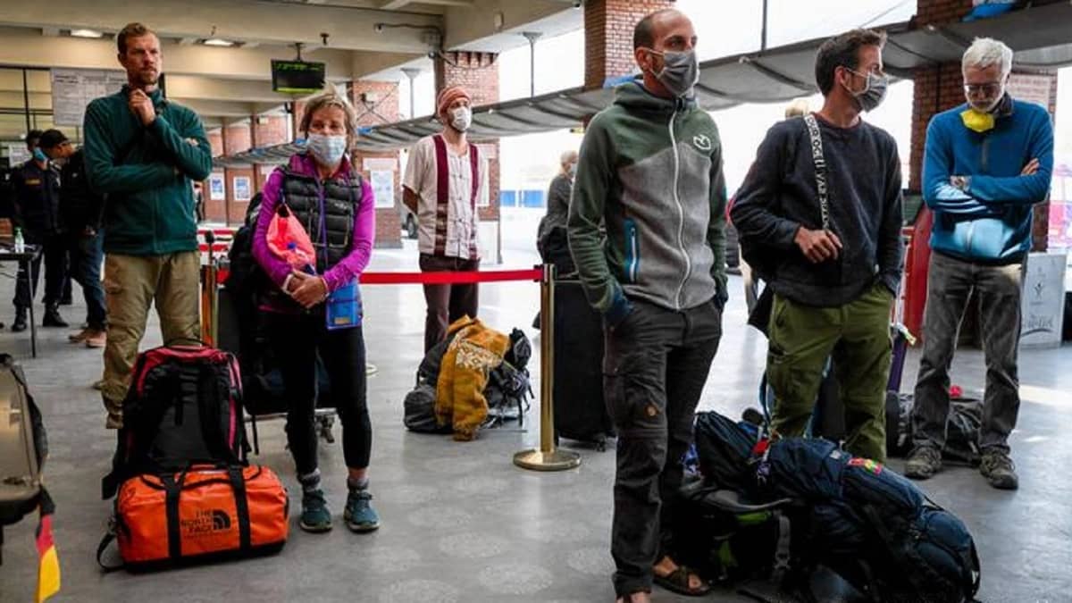 مطالب بإلغاء الحجر الصحي على المسافرين