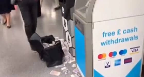 بالفيديو.. صراف آلي يقذف النقود على الأرض