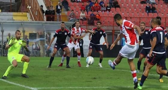 بالصور.. فريق إيطالي يستبدل أطفال جمع الكرات بفتيات حسناوات