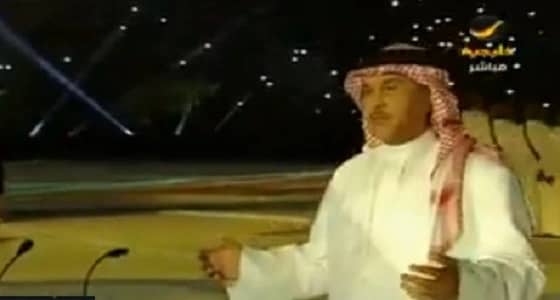 بالفيديو والصور.. " محمد عبده " يحيي الأوبريت الغنائي بين شوطي مباراة الاتحاد والتعاون