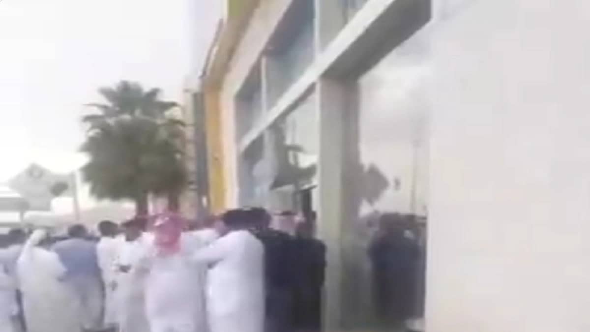 بالفيديو .. زحام أمام إحدى الأسواق في نجران