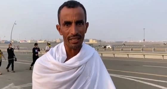 بالفيديو.. مشجع اتحادي يحضر مباراة الحزم بملابس الإحرام