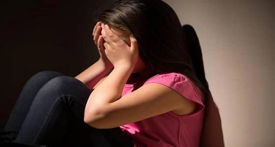 سيدة تتسبب في بتر قدم حفيدتها بعد تعذيبها لتبولها لا إراديًا!