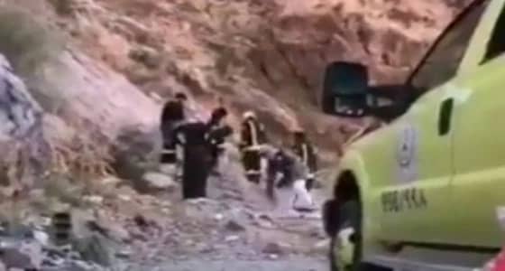 بالفيديو.. العثور على جثة مواطن سقطت مركبته بطريق «الفقره» باتجاه ينبع
