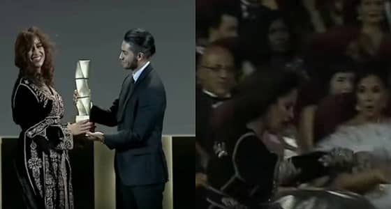 بالفيديو..فنانة مغربية تتعرض لموقف محرج خلال تكريمها