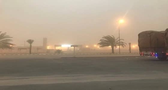 بالفيديو والصور.. موجة غبار ورياح تجتاح وادي الدواسر