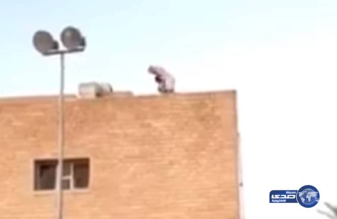 بالفيديو.. شاب ينقذ طفلاً من السقوط من أعلى سطح منزل