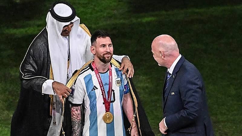 تقرير يتهم ميسي بخرق قوانين "فيفا" بارتدائه "البشت"