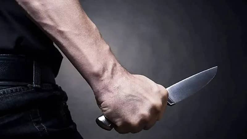 شاب يسدد 15 طعنة لوالدته ويفقأ عينيها!