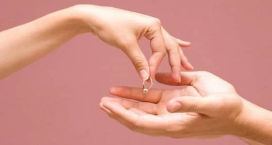 زوجها يقوم بحبسها في «الحمام»..سيدة تروي أسباب طلبها الخلع