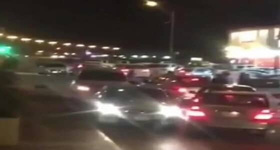 موقع بـ«حفر الباطن» يتحول لسوق لبيع الدخان المهرب من الكويت