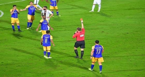 طرد " بيتروس " يثير الجدل بين جماهير الهلال والنصر