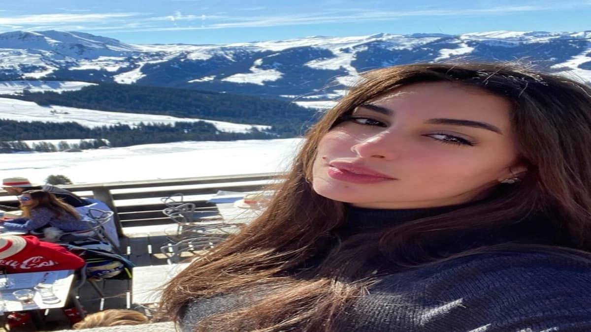 أحمد أبو هشيمة يعلق على صورة خطيبته بإيموشن " قلب أحمر "