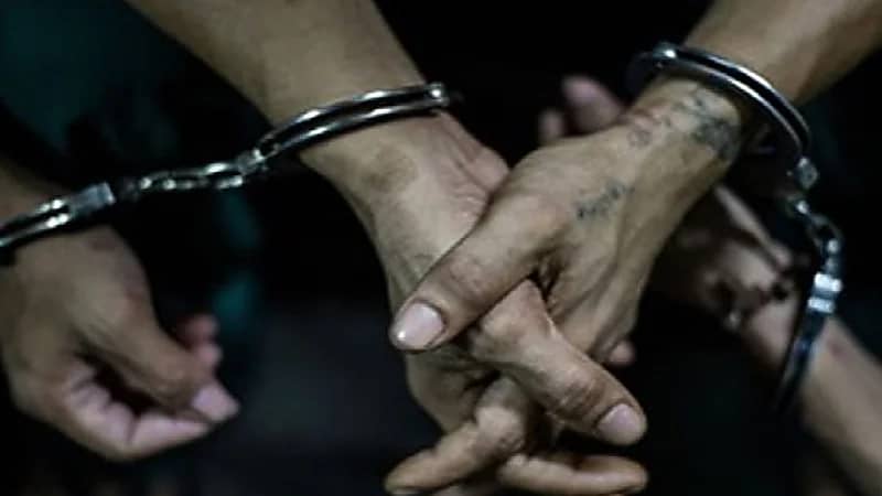 القبض على 3 طلاب استدرجوا فتاه وصوروها عارية لإبتزازها