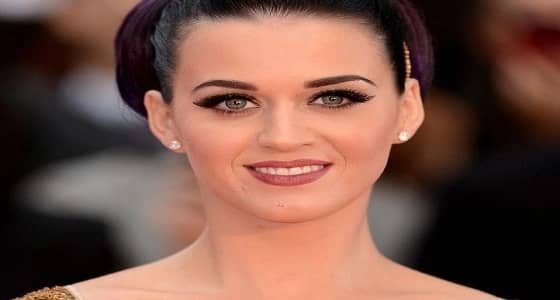 عارض أزياء يتهم النجمة كاتي بيري بالتحرش به ونزع ملابسه