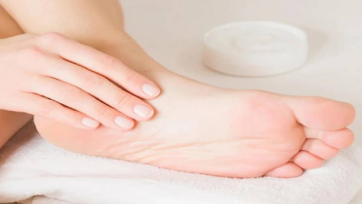 5 طرق مذهلة لتنعيم القدمين والتخلص من التشققات