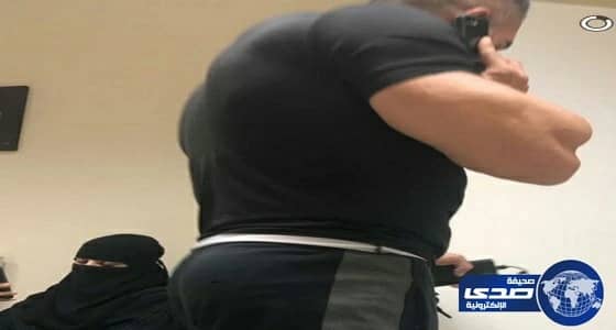 اجنبي يقتحم مقابلة للمواطنات بالشورت