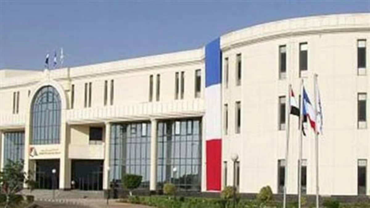 سفارة فرنسا بالقاهرة تدحض أكاذيب قناة الجزيرة حول الوباء القاتل