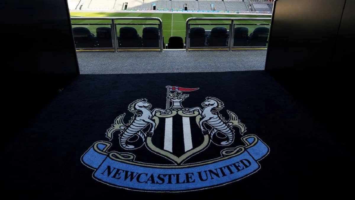 إدارة نيوكاسل الجديدة تُصارع برشلونة لضم طريد سان جيرمان