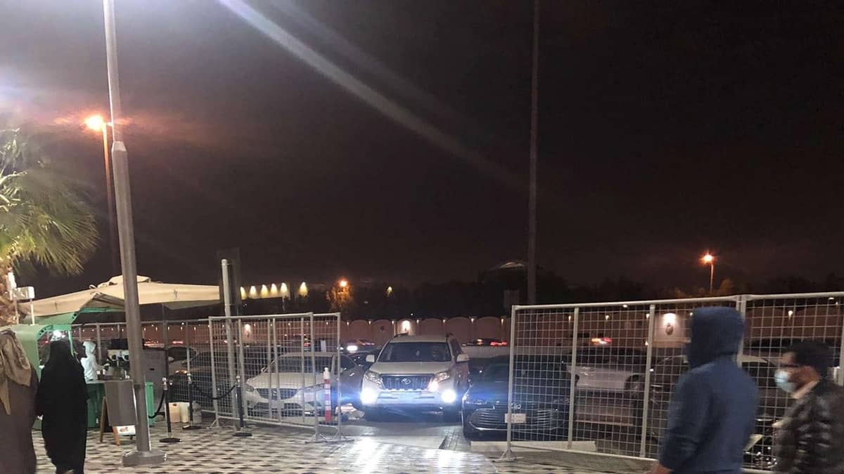 بالصور..وضع سياج حديدي بمجمع " يو ووك " في الرياض