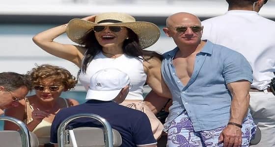 بالصور.. مؤسس أمازون برفقة حبيبته لأول مرة