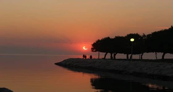 بالصور.. مراحل انتهاء كسوف الشمس بعدما استمر ساعتين وربع