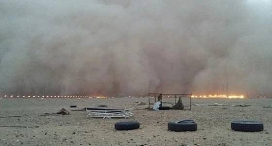 عاصفة ترابية تجتاح حفر الباطن.. والمواطنون يستقبلوها بالسخرية