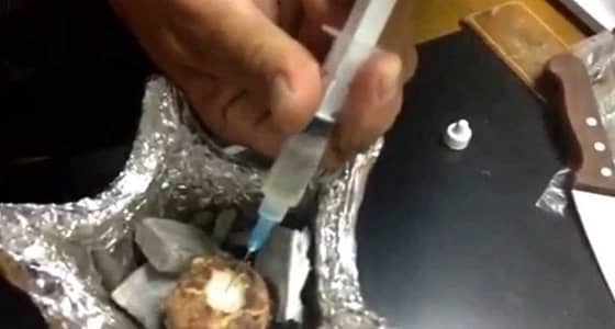 طبيب يحذر من خطورة علاج العين بماء الفقع