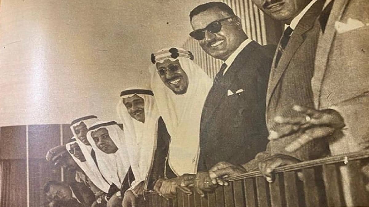 شاهد.. الملك سعود وجمال عبدالناصر في لقطة ضاحكة يطلون على النيل