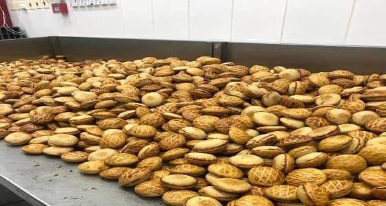 بالصور.. " التجارة " تغلق معملا مخالفا لإنتاج الحلويات في بريدة