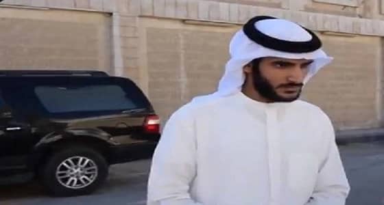 بالفيديو.. ردة فعل شقيق أحد الرضيعين المختطفين قبل عشرين عاما بعد العثور عليه