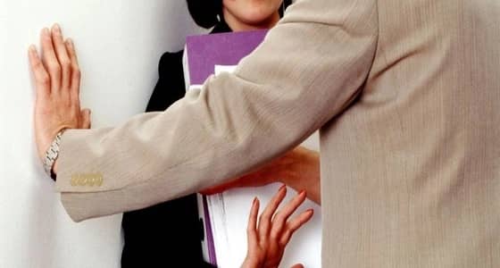 محاكمة مدير هتك عرض موظفة أكثر من مرة